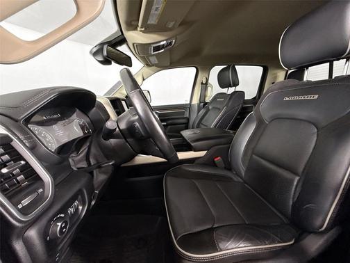 Diamond Black Crystal Pearlcoat 2020 RAM 1500 Laramie