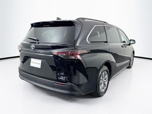2023 Toyota Sienna XLE 8 Passenger