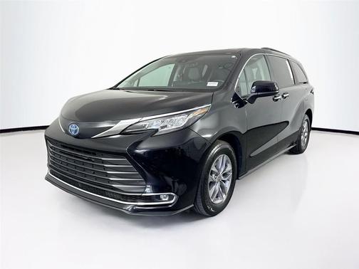 2023 Toyota Sienna XLE 8 Passenger