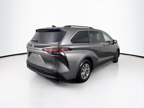 2022 Toyota Sienna XLE 8 Passenger