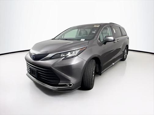 2022 Toyota Sienna XLE 8 Passenger