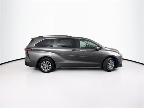 2022 Toyota Sienna XLE 8 Passenger