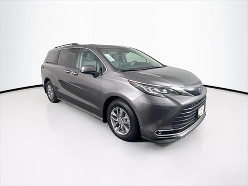 2022 Toyota Sienna XLE 8 Passenger