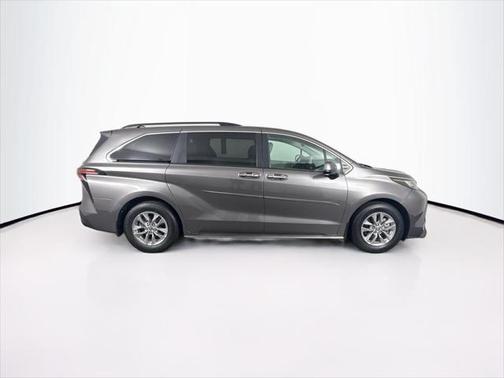 2022 Toyota Sienna XLE 8 Passenger