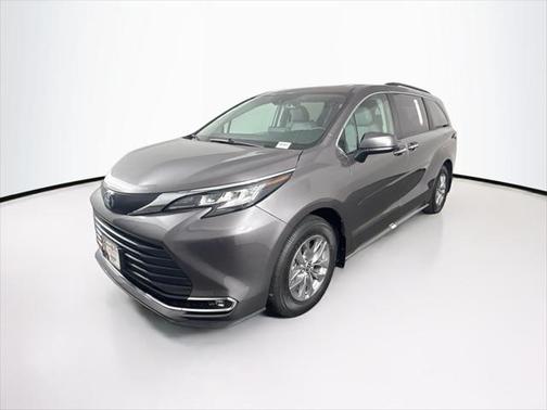 2022 Toyota Sienna XLE 8 Passenger