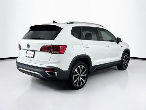 Pure White 2022 Volkswagen Taos 1.5T SE