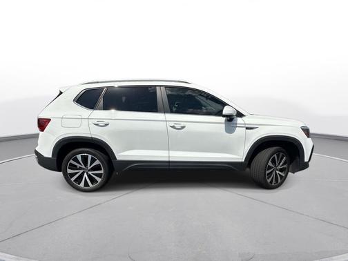 Pure White 2022 Volkswagen Taos 1.5T SE