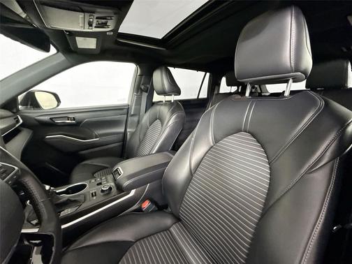 Magnetic Gray Metallic 2024 Toyota Highlander XSE