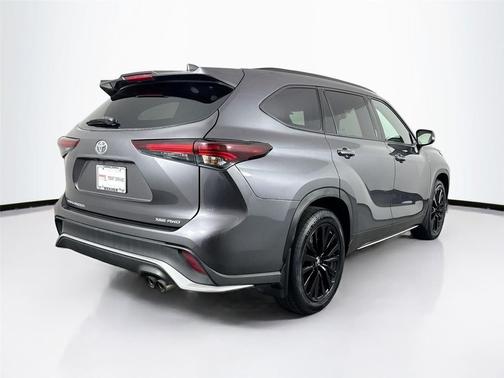 Magnetic Gray Metallic 2024 Toyota Highlander XSE