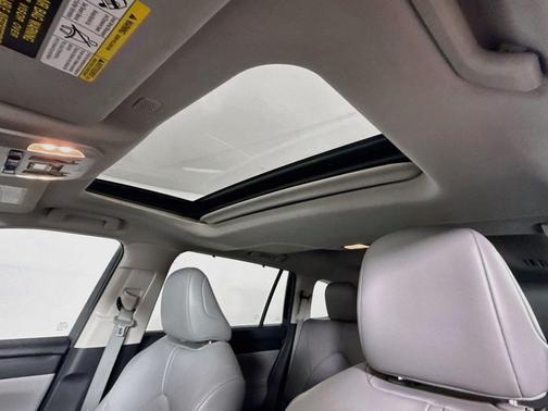 Midnight Black Metallic 2022 Toyota Highlander XLE