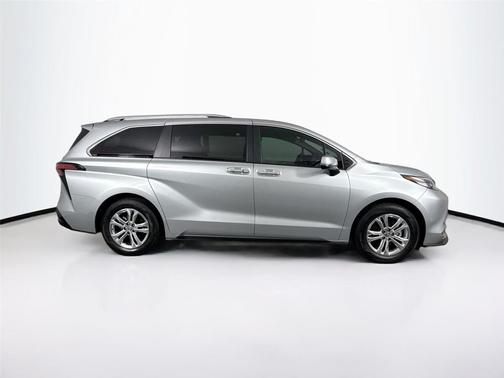 2023 Toyota Sienna Platinum