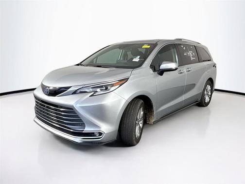 2023 Toyota Sienna Platinum 7 Passenger
