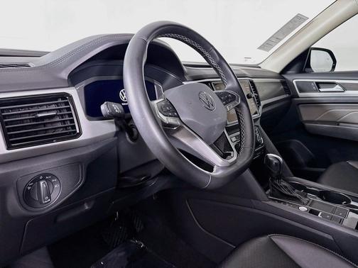 Deep Black Pearl 2022 Volkswagen Atlas 3.6L SE w/Technology