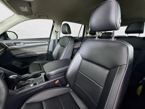 Deep Black Pearl 2022 Volkswagen Atlas 3.6L SE w/Technology