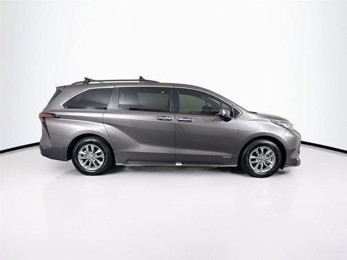 2021 Toyota Sienna XLE 8 Passenger
