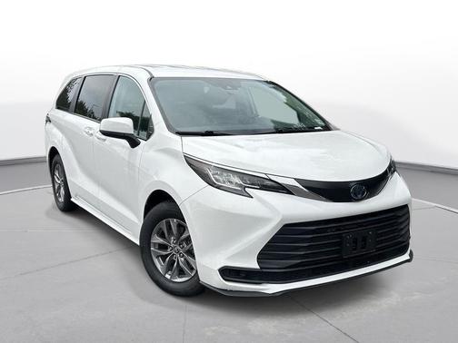 White 2022 Toyota Sienna LE