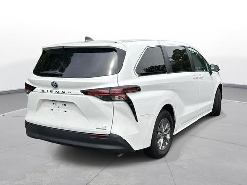 White 2022 Toyota Sienna LE