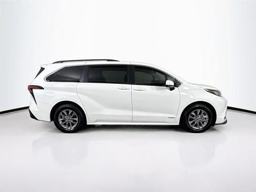 2021 Toyota Sienna LE