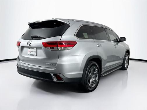 Celestial Silver Metallic 2019 Toyota Highlander Limited Platinum