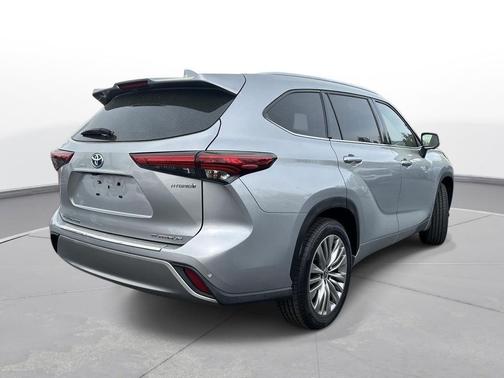 Celestial Silver Metallic 2023 Toyota Highlander Hybrid Platinum