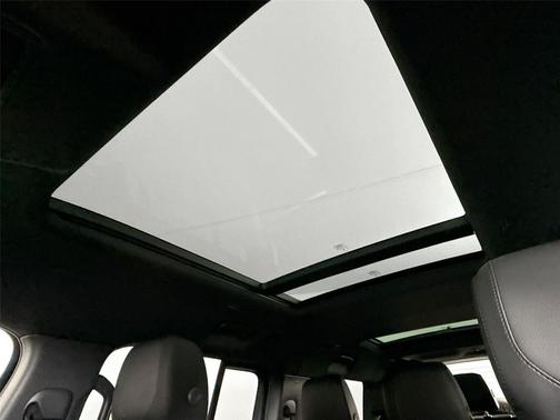 2024 Land Rover Defender 130 P400 X-Dynamic SE