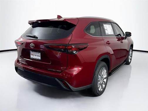Ruby Flare Pearl 2026 Toyota Highlander Limited