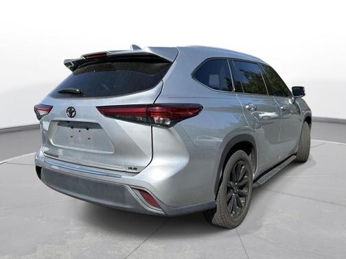Celestial Silver Metallic 2022 Toyota Highlander XLE