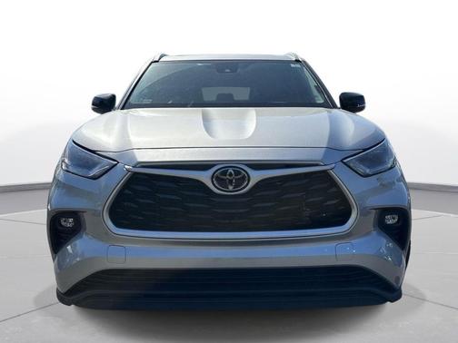 Celestial Silver Metallic 2022 Toyota Highlander XLE