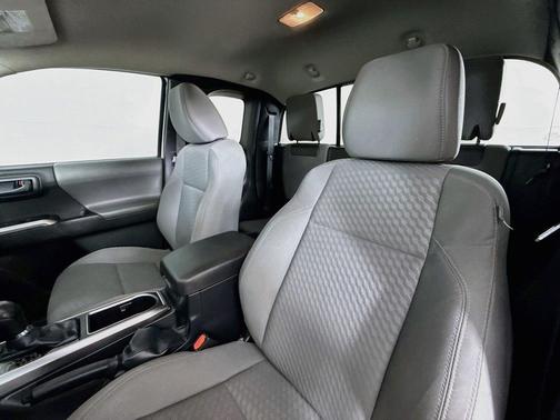 White 2022 Toyota Tacoma SR5