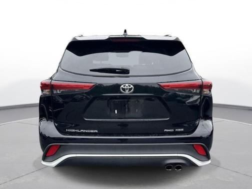 Midnight Black Metallic 2021 Toyota Highlander XSE