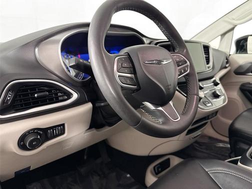 Diamond Black Crystal Pearlcoat 2024 Chrysler Pacifica Touring L