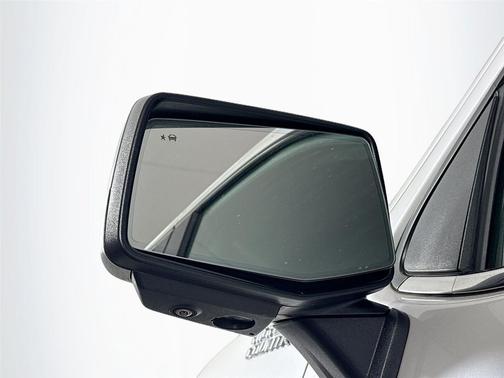 Iridescent Pearl Tricoat 2023 Chevrolet Silverado 1500 High Country