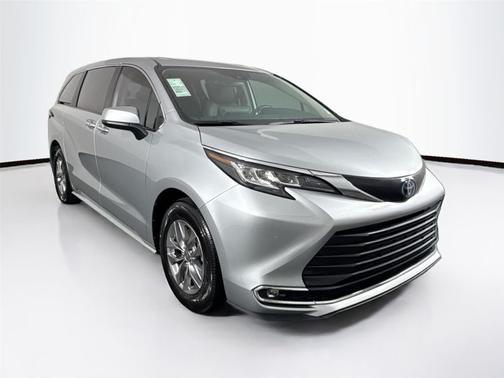 2023 Toyota Sienna XLE 8 Passenger