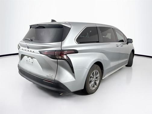 2023 Toyota Sienna XLE 8 Passenger