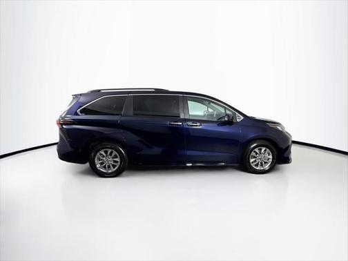 2023 Toyota Sienna XLE 8 Passenger