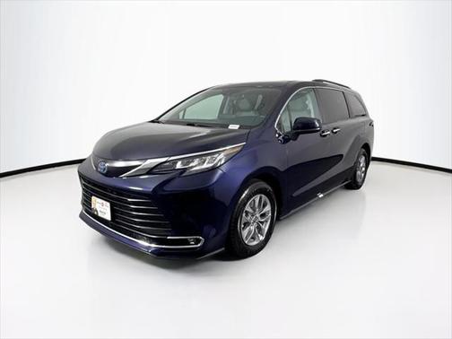 2023 Toyota Sienna XLE 8 Passenger