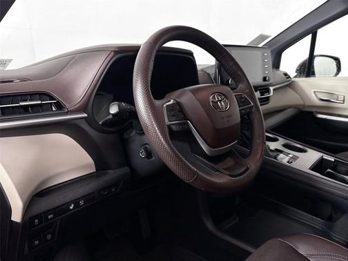 2022 Toyota Sienna Platinum