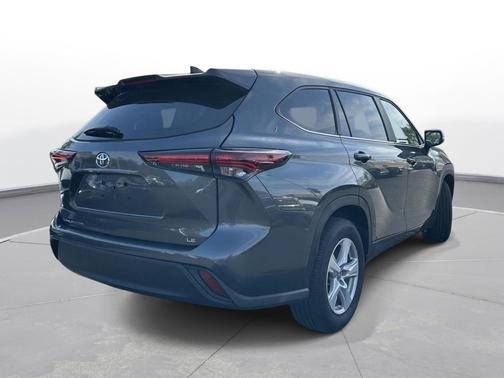 Magnetic Gray Metallic 2025 Toyota Highlander LE