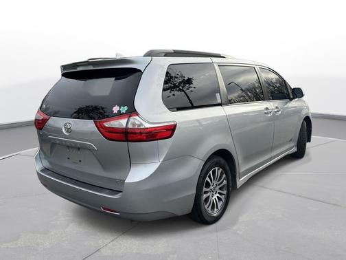 2019 Toyota Sienna XLE