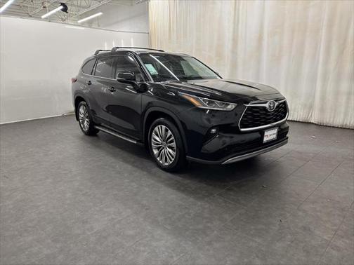 Midnight Black Metallic 2022 Toyota Highlander Platinum