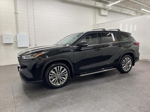 Midnight Black Metallic 2022 Toyota Highlander Platinum