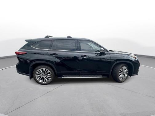 Midnight Black Metallic 2022 Toyota Highlander Platinum