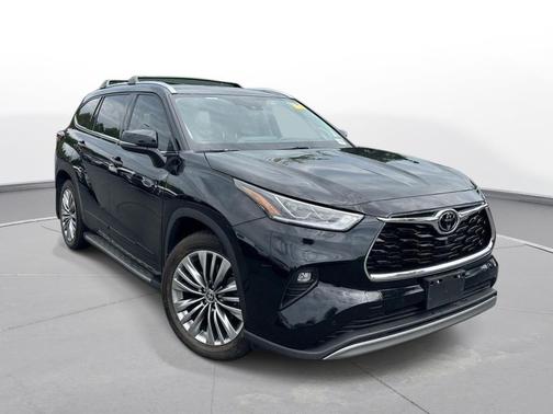Midnight Black Metallic 2022 Toyota Highlander Platinum