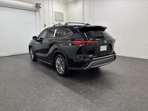 Midnight Black Metallic 2022 Toyota Highlander Platinum