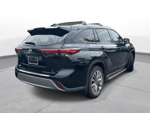Midnight Black Metallic 2022 Toyota Highlander Platinum