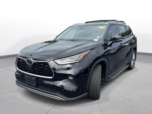Midnight Black Metallic 2022 Toyota Highlander Platinum