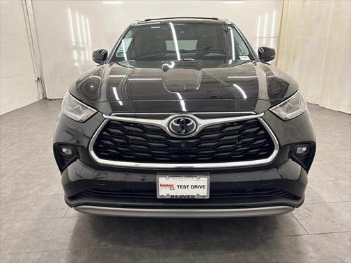 Midnight Black Metallic 2022 Toyota Highlander Platinum