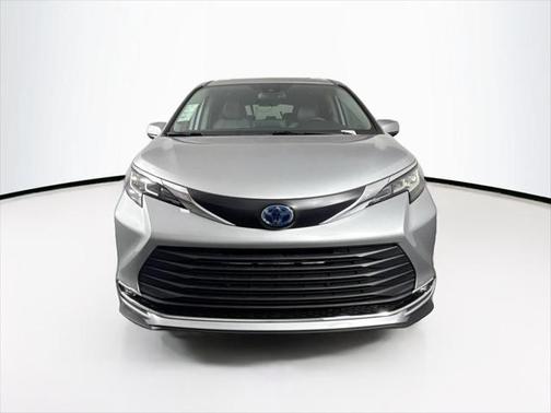 2022 Toyota Sienna XLE 8 Passenger