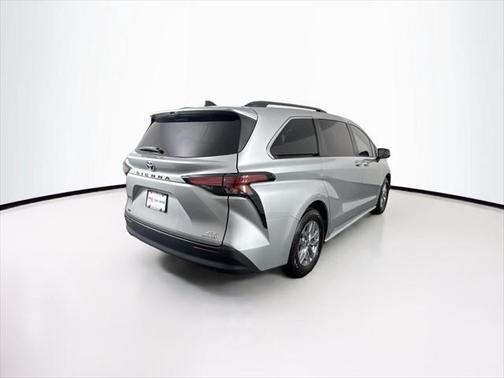 2022 Toyota Sienna XLE 8 Passenger