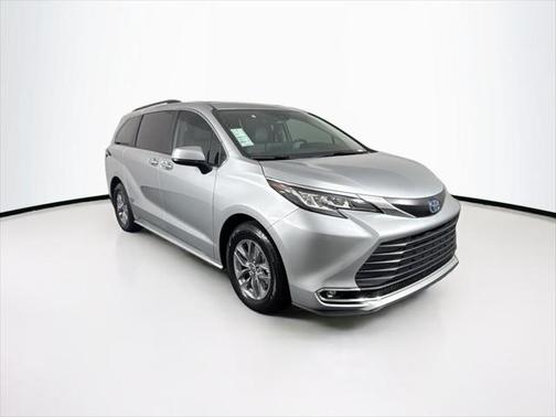 2022 Toyota Sienna XLE 8 Passenger
